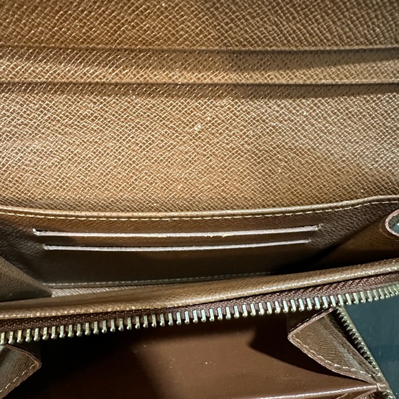 Authentic 100% LV wallet - Picture 3 of 7